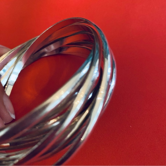 Elegant Silver Bangle Bracelet - Picture 4 of 8